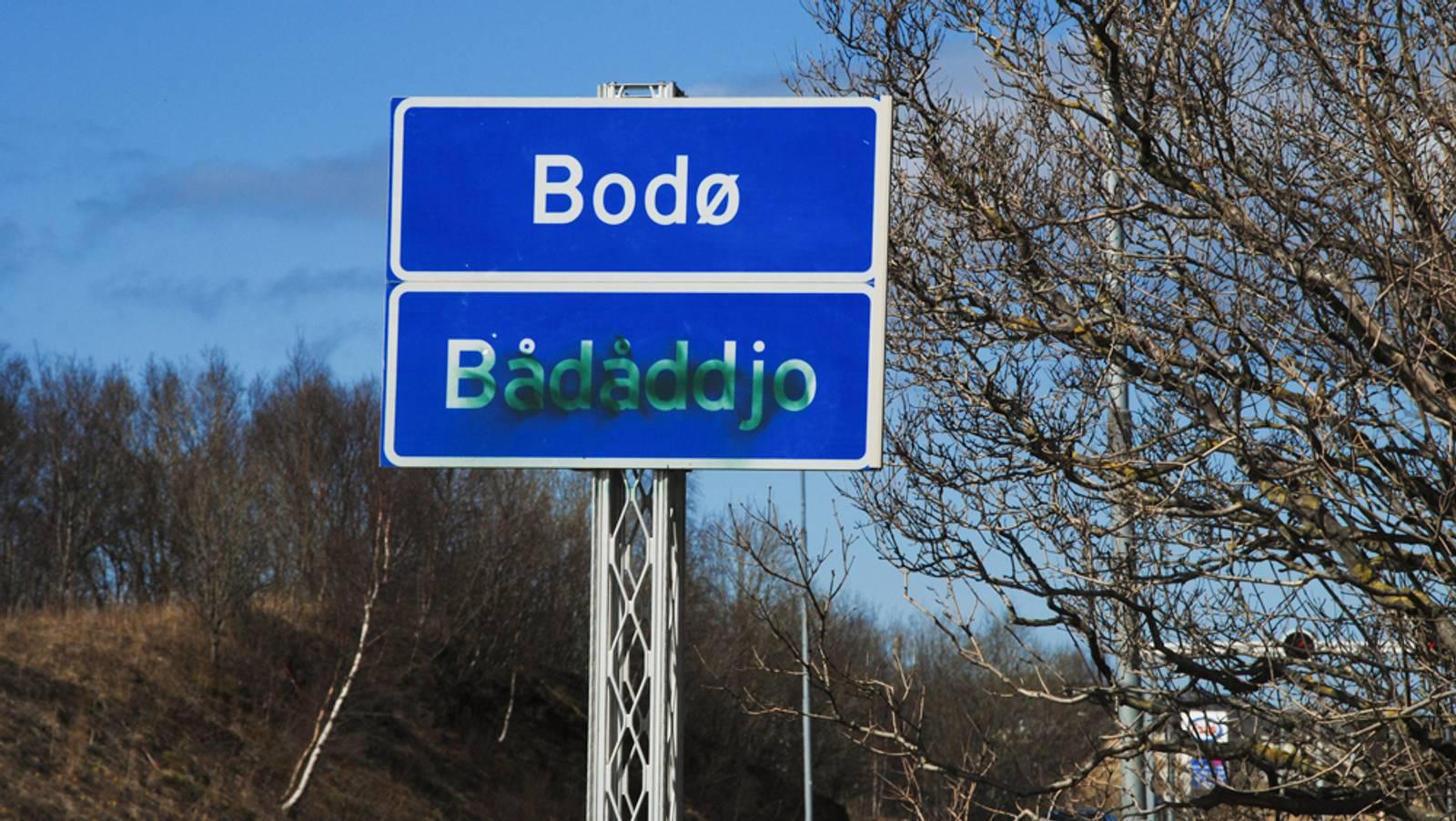 Bildet viser et veiskilt med påskriften Bodø og Bådmáddjo. Bådáddjo er tagget over.
