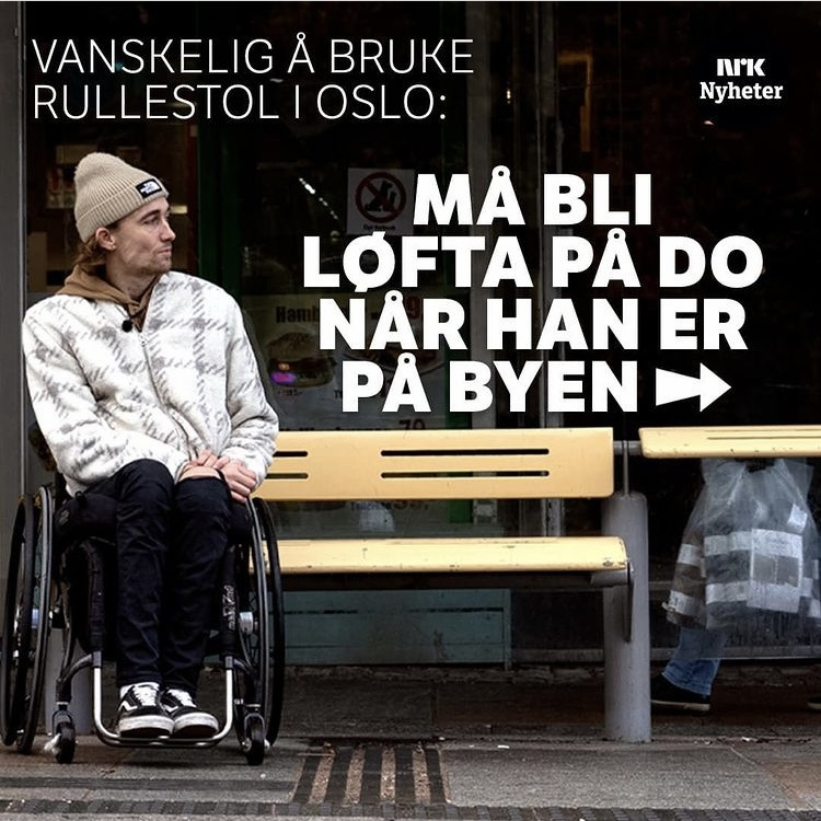 Et bilde fra en nettsak hvor det står: Vanskelig å bruke rullestol i Oslo. Må bli løfta på do når han er på byen. Morten Marius Skau er avbildet.