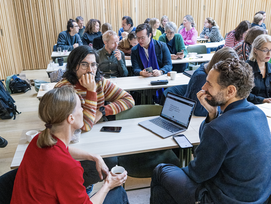 Foto av folk som sitter i grupper og snakker. Foto: Henning Askjer Lefsaker